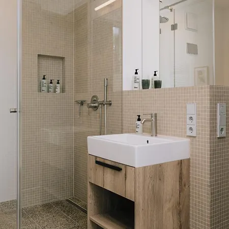 Апартаменты Thechipp - Designapartment Mit Seeblick, Pool, Sauna & Kamin